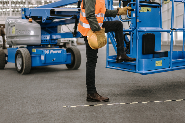 ¿Por qué cada vez más trabajadores eligen zapatos de seguridad ligeros en lugar de botas tradicionales?